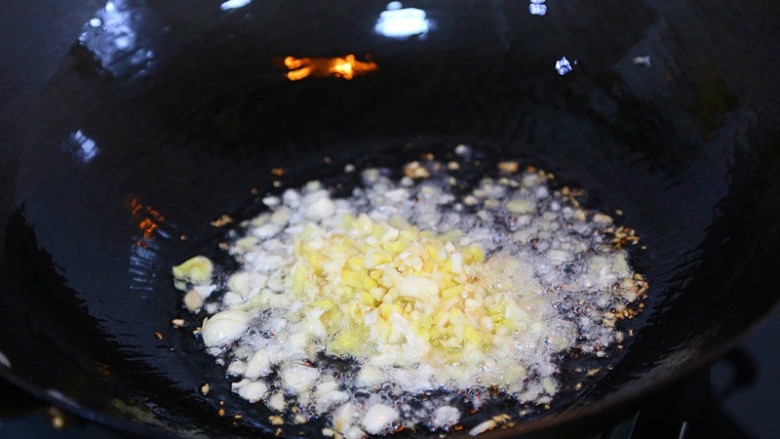 牛肉丝炒芹菜,然后锅里再放适量的油，炝香葱姜蒜。