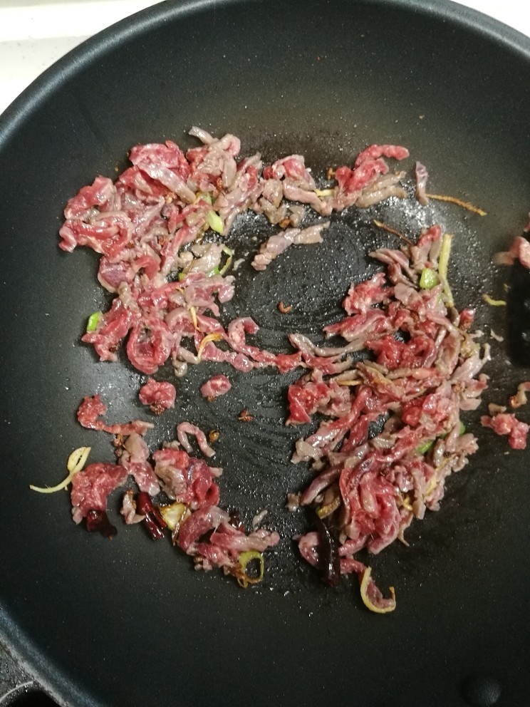 牛肉丝炒芹菜,再把牛肉倒入锅中，炒至8成熟。
