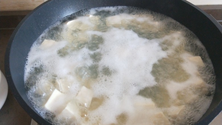 牡蛎豆腐汤,豆腐开锅捞出来。