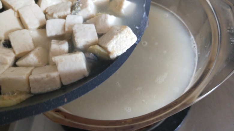 牡蛎豆腐汤,倒入玻璃锅中。