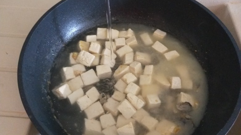 牡蛎豆腐汤,加入适量水烧开。