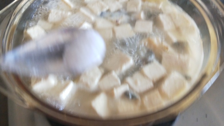 牡蛎豆腐汤,加入少许盐。