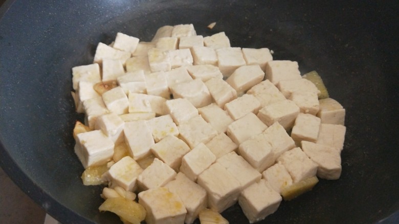 牡蛎豆腐汤,倒入豆腐翻炒均匀。