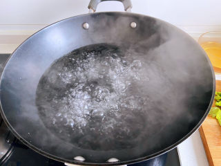 芹菜拌腐竹,大火盖锅盖，将水烧开。