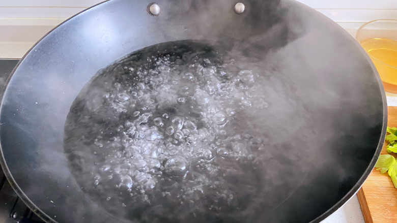 芹菜拌腐竹,大火盖锅盖，将水烧开。