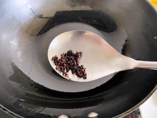 芹菜拌腐竹,把花椒用炒勺捞出扔掉，锅中翻油就是花椒油啦。