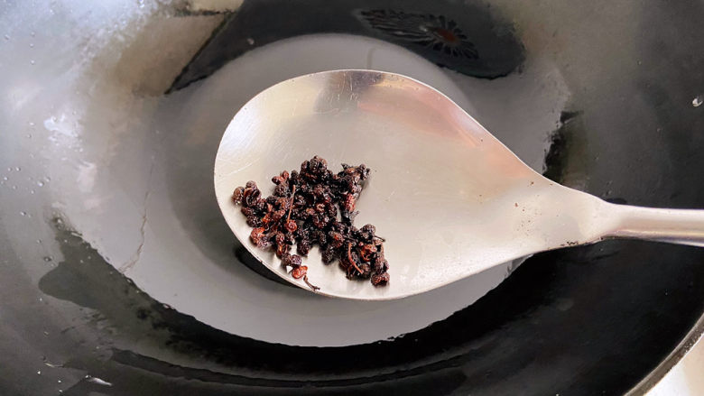 芹菜拌腐竹,把花椒用炒勺捞出扔掉，锅中翻油就是花椒油啦。