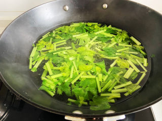 芹菜拌腐竹,正常叶子断生后颜色会变得嫩绿，这时候就可以关火捞出来了。