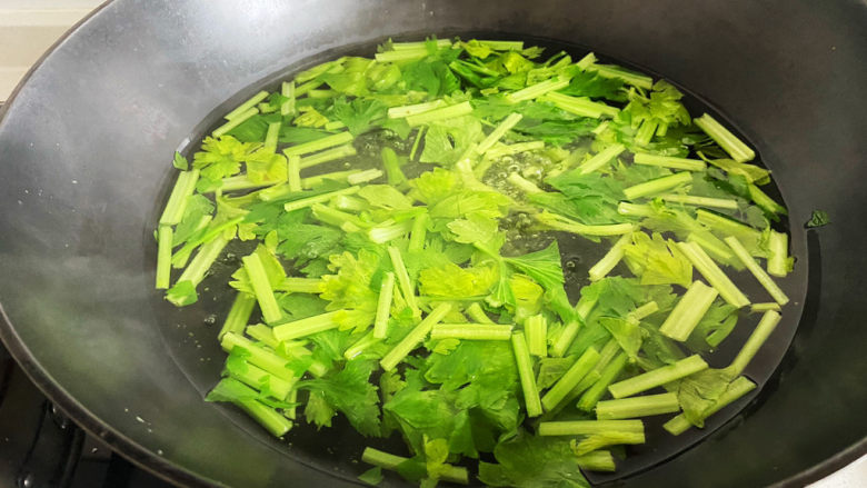 芹菜拌腐竹,正常叶子断生后颜色会变得嫩绿，这时候就可以关火捞出来了。