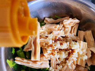 芹菜拌腐竹,加入香油。
