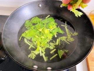 芹菜拌腐竹,芹菜洗干净切段放入烧开的水中焯一下，断生就可以捞出来。