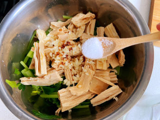 芹菜拌腐竹,再加一点盐，盐不要加太多，因为一会还要加蚝油和生抽。