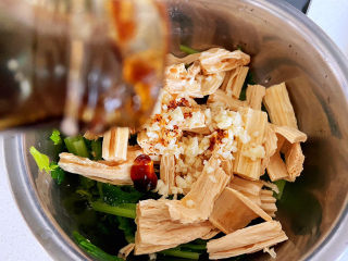 芹菜拌腐竹,加蚝油，蚝油起到提鲜的作用，还可以改善菜的色泽。