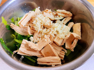 芹菜拌腐竹,咱们接着把芹菜拌腐竹做完。大蒜末加进来。