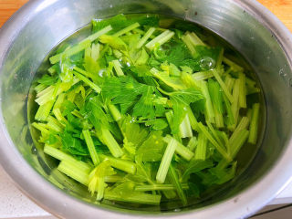 芹菜拌腐竹,准备一个装凉水的小盆，梁焯的芹菜放进去，这样会使芹菜口感更爽脆。