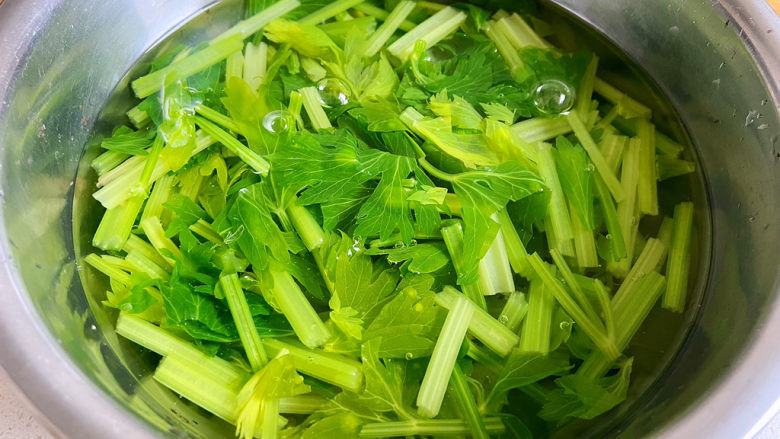 芹菜拌腐竹,准备一个装凉水的小盆，梁焯的芹菜放进去，这样会使芹菜口感更爽脆。