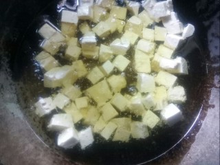 宫保双菇豆腐,豆腐切丁，撒面粉拌匀，过油。