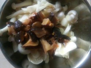 宫保双菇豆腐,白玉菇和香菇切丁。