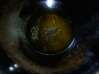 宫保双菇豆腐,炒锅倒菜籽油，放入青、红花椒小火炒香。