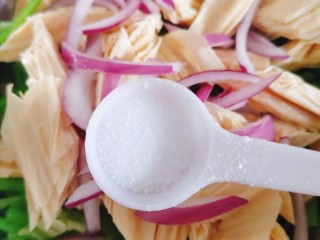 芹菜拌腐竹,将所有食材放入碗中，加少许食盐搅拌均匀
