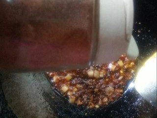 宫保双菇豆腐,放入海椒面炒出红油。