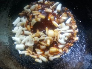 宫保双菇豆腐,放入白玉菇和香菇炒。