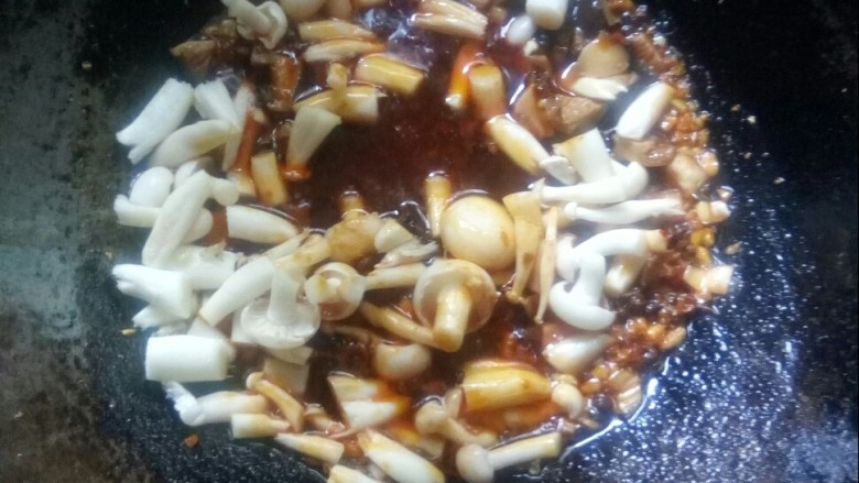 宫保双菇豆腐,放入白玉菇和香菇炒。