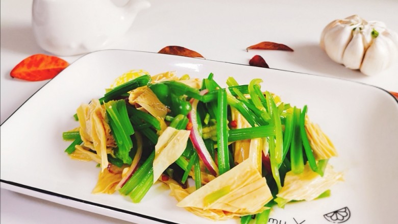 芹菜拌腐竹,一道清凉爽口的芹菜拌腐竹就做好了，非常开胃。