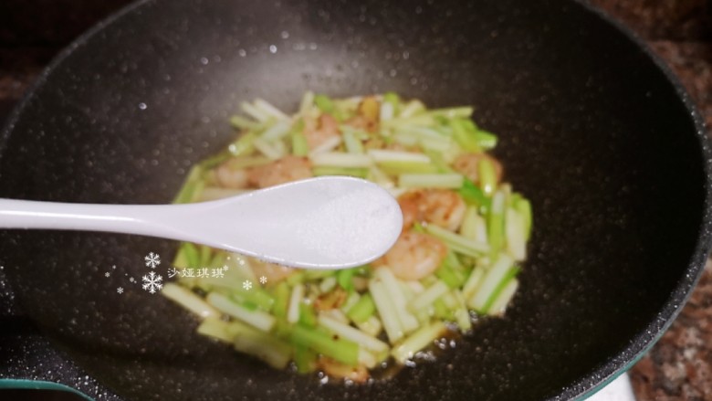 韭黄炒虾仁,加入适量盐翻炒均匀。