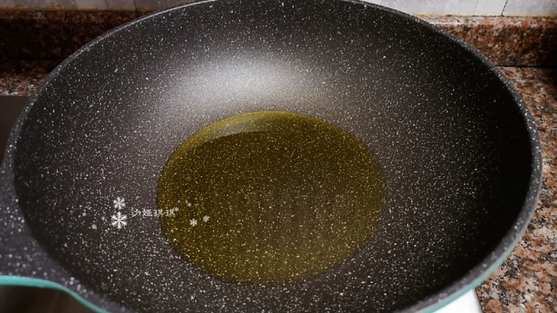 韭黄炒虾仁,热锅倒油烧至八成热。