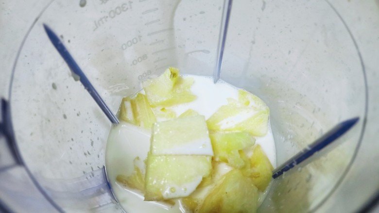 菠萝，燕麦，坚果奶昔,将菠萝和纯奶放入料理杯中