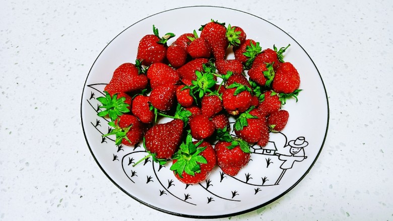 草莓燕麦，坚果奶昔,<a style='color:red;display:inline-block;' href='/shicai/ 592'>草莓</a>洗净