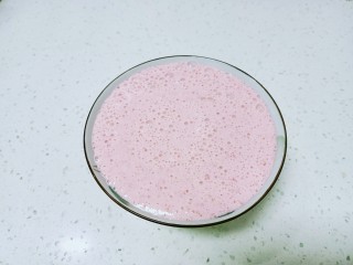 草莓燕麦，坚果奶昔,倒入碗中