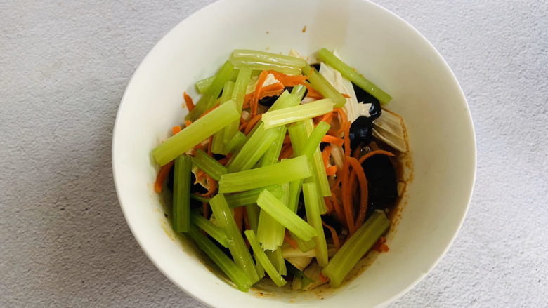 芹菜拌腐竹,加入芹菜搅拌均匀即可食用
