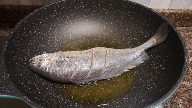 酱焖黄花鱼,放入黄花鱼两面都煎一会儿然后捞出。