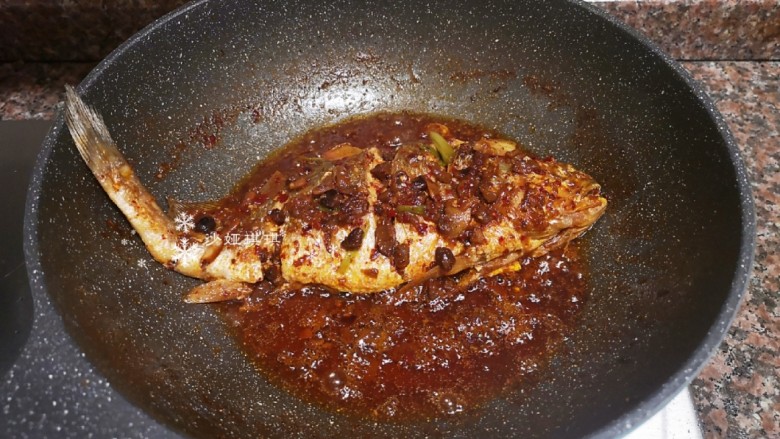 酱焖黄花鱼,汤汁快收干时即可出锅。