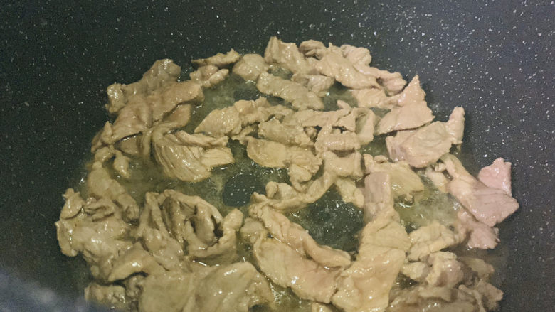 牛肉丝炒芹菜,牛肉炒变色；