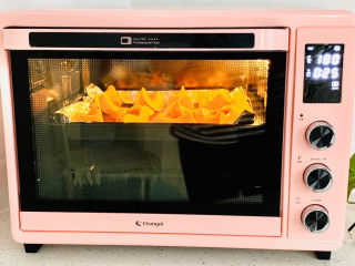 日式烤南瓜🎃,上下火180度烤25分钟。