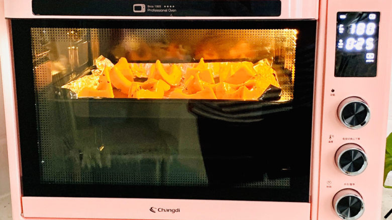 日式烤南瓜🎃,上下火180度烤25分钟。