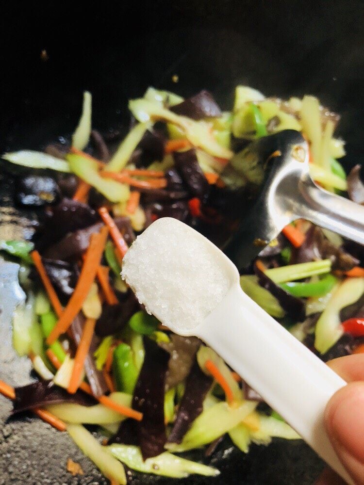 芹菜炒木耳,快熟的时候加入适量盐