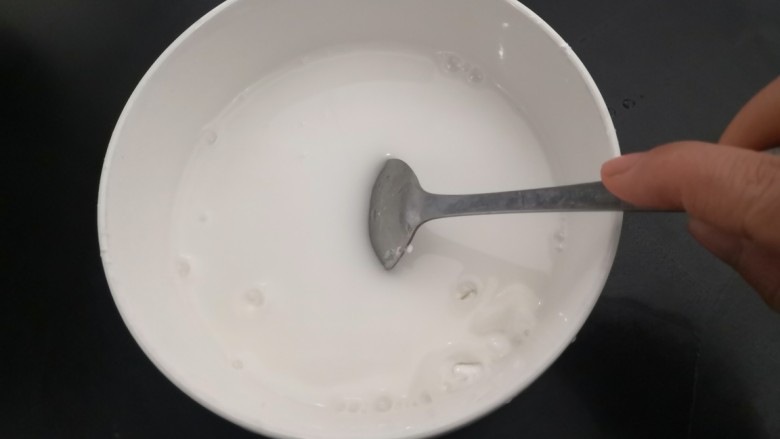 自做豌豆凉粉,用勺子搅拌均匀，必须没有干粉