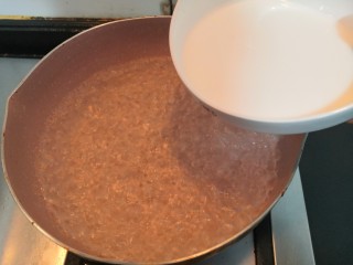 自做豌豆凉粉,水烧开后，关小火，把豌豆淀粉水，再次搅拌均匀，倒入锅中