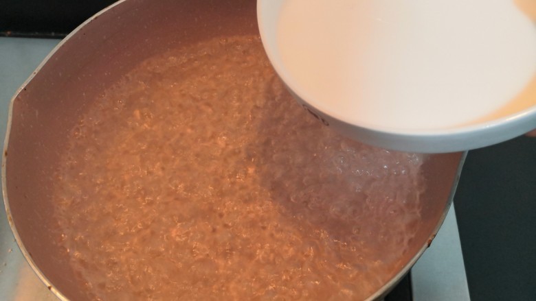 自做豌豆凉粉,水烧开后，关小火，把豌豆淀粉水，再次搅拌均匀，倒入锅中