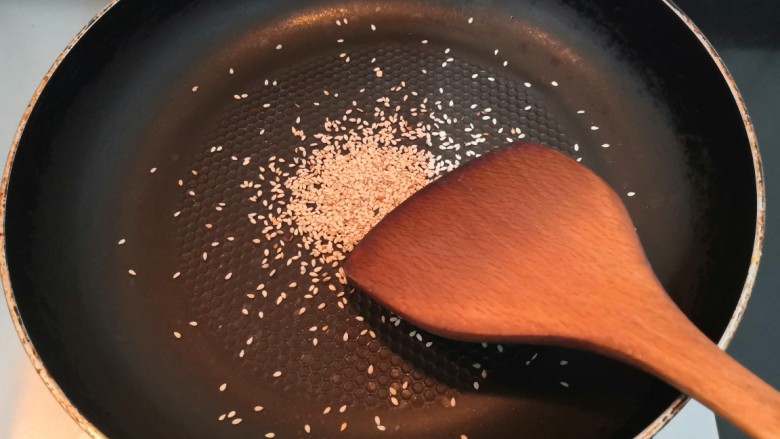 自做豌豆凉粉,开小火，把芝麻翻炒熟