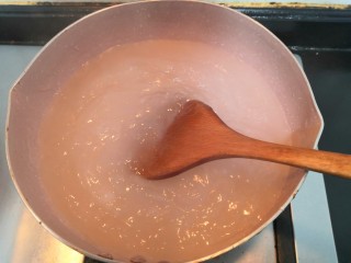 自做豌豆凉粉,淀粉水倒入锅中后，快速的搅拌，以免粘底结块