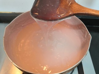 自做豌豆凉粉,继续搅拌至，粉糊透明粘稠，即可关火