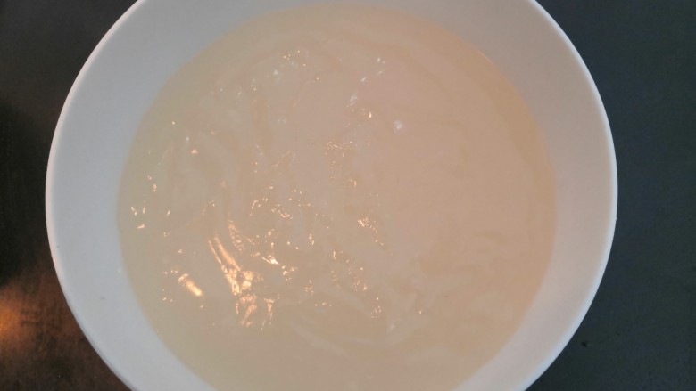 自做豌豆凉粉,把熟的粉糊，倒入大碗中，自然冷却凝固