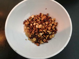 自做豌豆凉粉,把花生碎，放入芝麻碗中