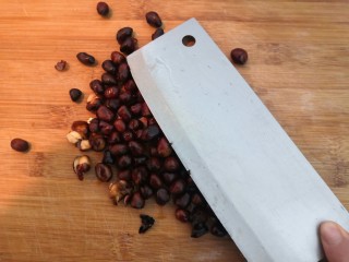 自做豌豆凉粉,花生熟后，用刀背压碎
