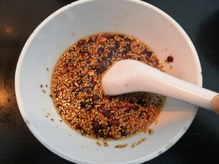 自做豌豆凉粉,搅拌均匀，备用